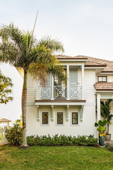 Inspired by Mediterranean and Caribbean architecture, this grand Floridian front yard features giant royal palm trees and native plants. Bermuda House, Caribbean Colonial, West Indies Architecture, Goldstein Residence, Outdoor Space Ideas, Caribbean Architecture, Coastal Exterior, Hgtv Dream Homes, Caribbean Homes