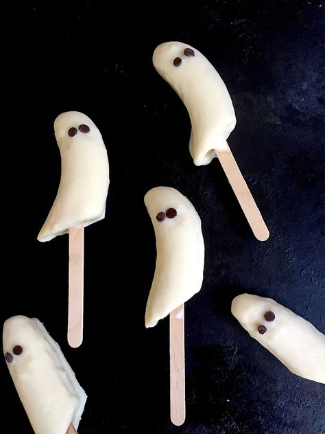 Halloween Bananas, Banana Ghosts, Kids Treat Bags, Postres Halloween, Banana Treats, Halloween Class Party, Healthy Halloween Treats, Healthy Halloween Snacks, Ghost Party