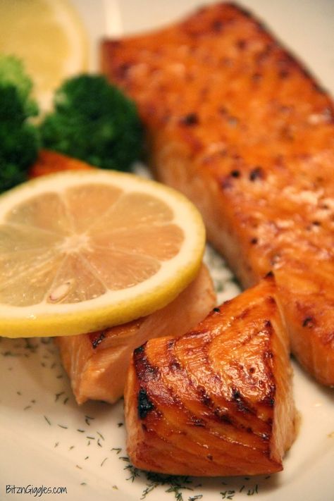 Brown Sugar Salmon: Marinate two hours. Bake 15 minutes at 450. Broil high for five minutes. Barbeque Meat, Savory Salmon, Brown Sugar Salmon, Best Salmon Recipe, Breakfast And Brunch, Salmon Dishes, God Mat, Fish Dishes, Seafood Dishes