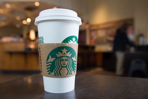 Starbucks Is Teaming Up With Uber to Start Delivering Coffee in 6 of the Biggest U.S. Cities Olinda, Sweet Drinks Recipes, Café Starbucks, Starbucks Store, Starbucks Rewards, Starbucks Coffee Cup, Bebidas Do Starbucks, Starbucks Card, Starbucks Gift Card