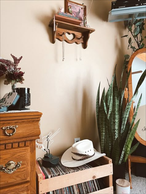 Mid Century Western Bedroom, Western Floating Shelf Decor, Vintage Cowgirl Aesthetic Bedroom, Retro Western Aesthetic Decor, Feminine Western Bedroom, Aesthetic Western Room, Vintage Western Room Ideas, Western Theme Bedroom Ideas, Cowboy Room Aesthetic