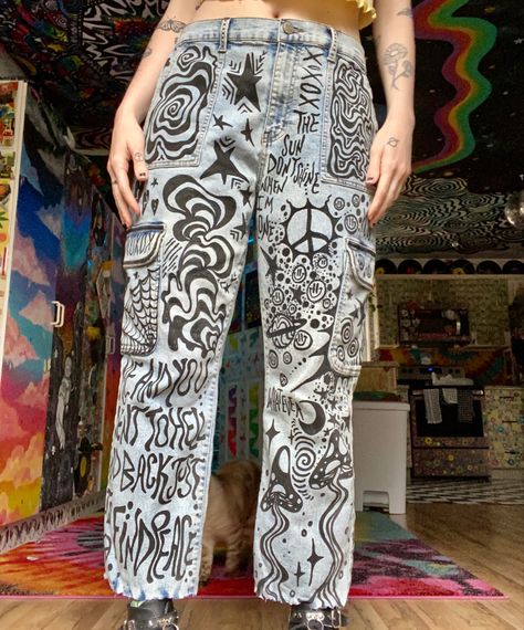 Trippy Pants Painting, Trippy Clothes Aesthetic, Punk Upcycling, Savannah Saturn, Weirdcore Drawings, Alt Diys, Trippy Draws, Trippy Outfits, Trippy Clothing