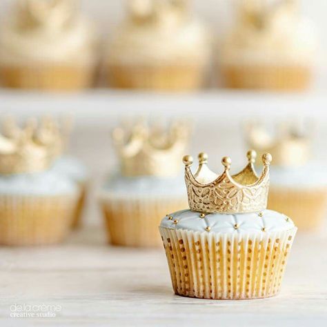 De La Creme Studio:  Royal baby shower.  Exquisite details.  Crown.  Baby shoes.  Pillow cushion cake with gold rope and tassels.  ♡♡♡♡♡ Prince Baby Shower Cake, Royal Cupcakes, Crown Cupcakes, Prince Birthday Party, French Cake, Royal Baby Showers, Prince Baby Shower, Baby Shower Princess, Royal Baby