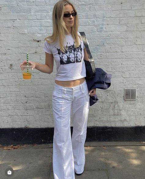 Low Waisted Flares, Hysterical Glamour, 90s Jennifer Aniston, Handbag Street Style, Vanilla Outfits, Printed Tshirt Outfit, Flare Jeans Outfit, New York Vibes, Low Waisted Jeans