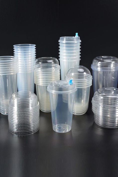 Flat bottom PP plastic cup, transparent and clear cup can perfectly display the contents of the cup. Fancy Plastic Cups, Smoothies In Plastic Cup, Disposable Cups With Lids, Clear Plastic Cups With Lids, Plastic Cups With Lids, Food Delivery Packaging, Tea Cup With Lid, Korean Cafe, Delivery Packaging