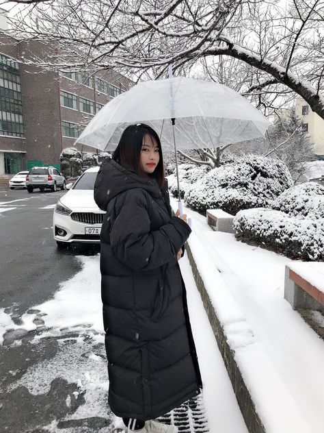 Long Puffer Jacket Outfit Korean, Long Black Puffer Coat Outfit, Long Puffer Outfit, Long Puffer Coat Outfit, White Puffer Jacket Outfit, Long Puffer Jacket Outfit, Puffer Coat Outfit, Winter Inspo Outfits, Puffer Outfit