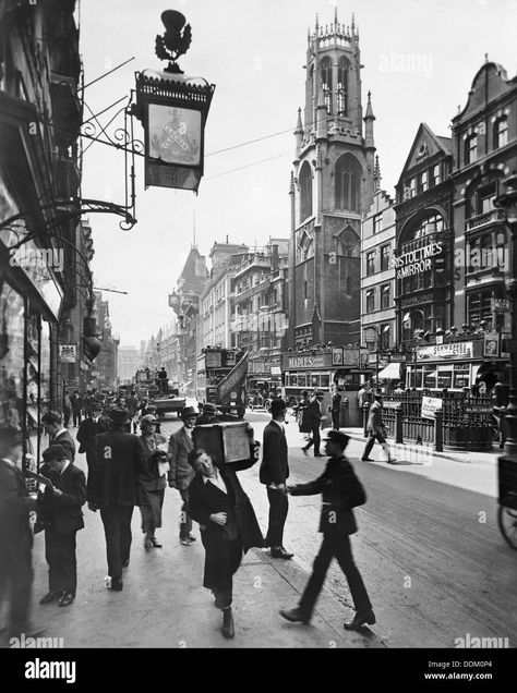 Download this stock image: Fleet Street looking west, City of London, 1920s. Artist: George Davison Reid - DDM0P4 from Alamy's library of millions of high resolution stock photos, illustrations and vectors. Historical London, London Street Photography, Victorian London, Living In London, London History, Fleet Street, London Museums, London Town, London Photography