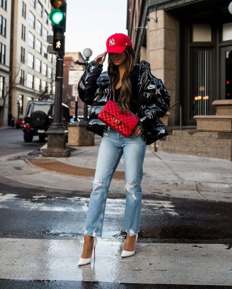 Red Cap Outfit, Maria Vizuete, Ny Cap, Mia Mia Mine, Mia Mia, Cap Outfit, Spring Denim, Street Style Edgy, Ny Yankees