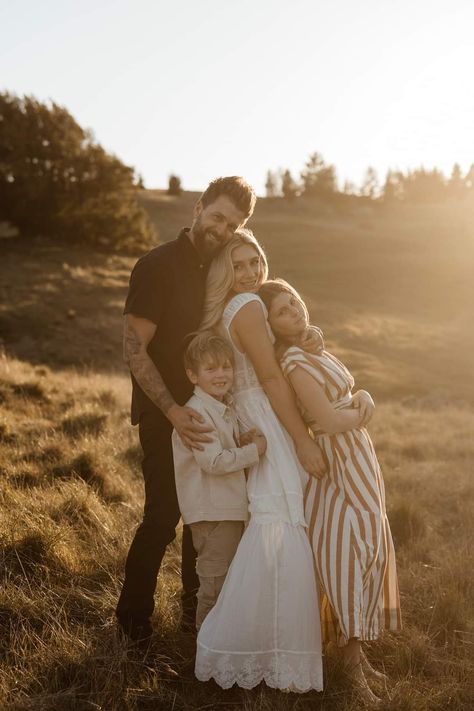 Sitting Poses Family Photography, Family Pictures Extended, Prairie Family Photos, Tibble Fork Family Pictures, Grassy Field Family Pictures, Family Stairs Photography, Golden Family Photos, Family Pictures Sitting Down, Family Picture With Teenagers