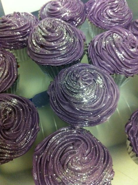 Purple Glitter Cupcakes, Euphoria Cupcakes, Purple Birthday Party Theme, Sparkly Cupcakes, Sparkle Cupcakes, Purple Sweet 16, Candy Decorations Diy, Purple Cupcakes, Glitter Cupcakes