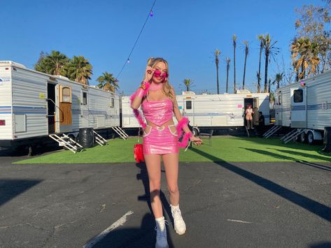 Rave Outfits Colorful, Pink Festival Outfit, Pride Fits, Pink Rave Outfit, Fuchsia Outfit, Festival Outfit Inspo, Rave Outfit, Strobe Lights, Rave Outfits