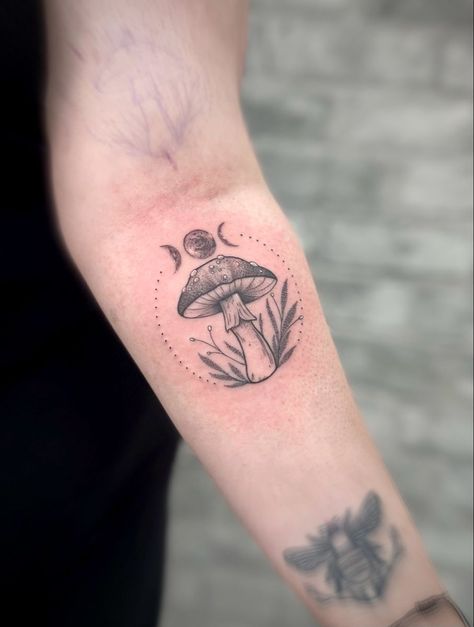 Celestial mushroom tattoo with moon phases. Dotwork Mushroom Flash, Tattoo With Moon, Triquetra Tattoo, Cottagecore Tattoo, Ankle Band Tattoo, Mujeres Tattoo, Easy Tattoo, Whimsical Tattoos, Mushroom Tattoo