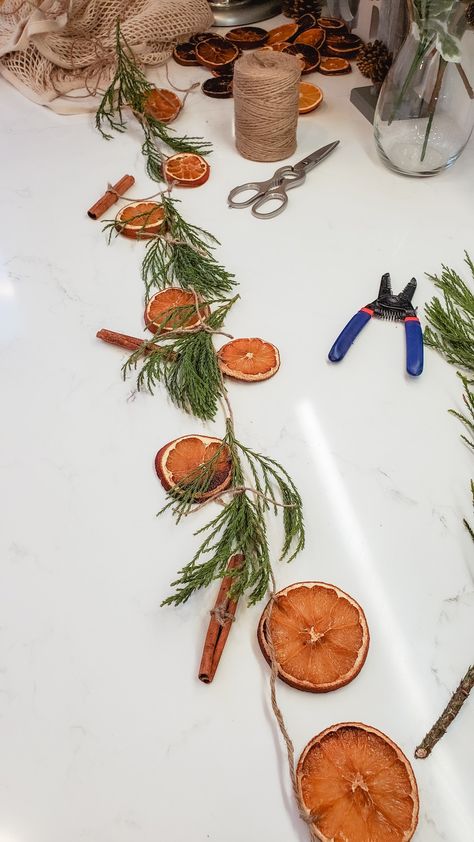 Cinnamon Pinecones, Natural Christmas Decor, Orange Christmas, Orange Garland, Natural Christmas, Christmas Inspo, Old Fashioned Christmas, Christmas Mood, Scandinavian Christmas