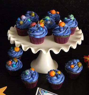 Frost Your Cake: A Blog to boldly go where no Blog has gone before... or something like that! Outer Space Cupcakes, Space Themed Cupcakes, Space Cupcakes, Planet Birthday, Planet Party, Rocket Party, Space Coffee, Astronaut Party, Astronaut Birthday