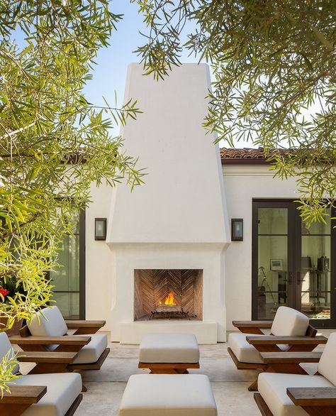 Stucco Fireplace, Mediterranean Patio, Beautiful Outdoor Furniture, Spanish Modern, Outdoor Fireplace Designs, Backyard Inspo, Mediterranean Home, Backyard Patio Designs, Outdoor Fireplace