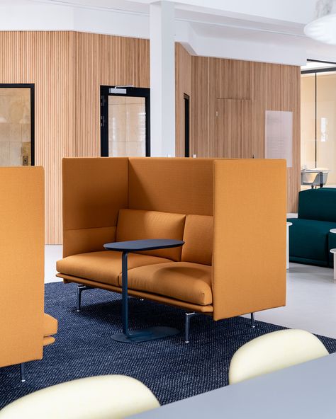 Cool Office Furniture, We Work Space, Booth Seating Office, Timeless Office Design, Home Office Lounge Area, Office Lounge Seating, Office Acoustics, Modern Meeting Room, Soft Seating Office