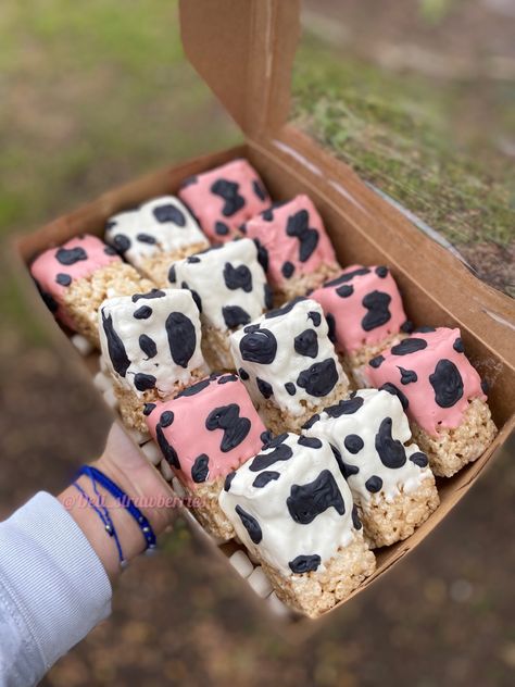 Cow Print Birthday Party Food, Cow Print Rice Crispy Treats, Cow Print Dessert Table, Rodeo Party Treats, My First Rodeo Birthday Party Food Ideas, Cow Party Desserts, Cowgirl Themed Birthday Party Food, Cowgirl Party Desserts, 1st Rodeo Dessert Table