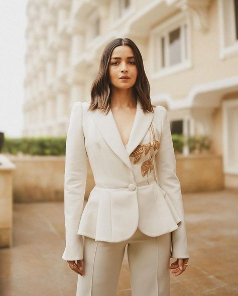 Pants Bride, Estilo Kardashian, Christmas Attire, Pant Suits For Women, Blazer Outfits For Women, Peplum Blazer, Manish Malhotra, Vogue India, Woman Suit Fashion