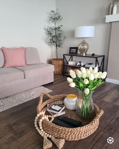 Decoration For Table Living Room, Living Room Decor Tray, Center Living Room Table Decor, Tray Table Decor Living Rooms, Flowers Living Room Decor, Center Table Decoration Ideas, Spring Decor Home, Spring Summer Living Room Decor, Living Room Spring Decor Ideas