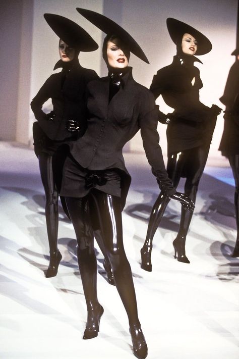 Runway Fashion Couture, Mode Chanel, Futuristic Fashion, Looks Street Style, Thierry Mugler, Dark Fashion, Fashion Shows, Black Dresses, Fashion Poses