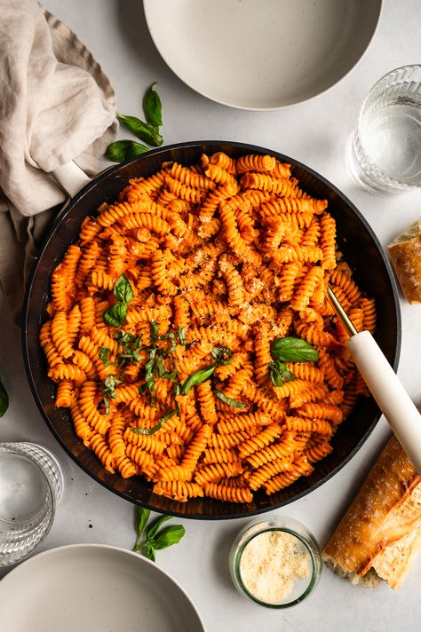 Inspired by Jon and Vinny, this Fusilli alla Vodka is one of the best easy Italian recipes! Creamy, sweet and delicious, your spicy Fusilli pasta with tomato and cream is ready to go in under 30 minutes. Top with basil, parmesan and your favorite protein, and enjoy. Spicy Fusilli Pasta, Jon And Vinny, Fusilli Pasta Recipe, Easy Italian Recipes, Pasta Alla Vodka, Spicy Pasta, Vodka Pasta, Alla Vodka, Creamed Onions