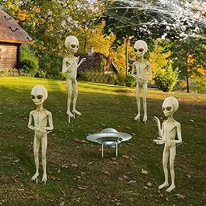 Outdoor Yard Halloween Decorations, Front Lawn Halloween Decorations, Creative Halloween Decorations Outdoor, Alien Invasion Halloween Decor, Area 51 Halloween Decor, Simple Halloween Decor Outdoor, Pumpkin Yard Decorations, Alien Halloween Decorations, Alien Decorations