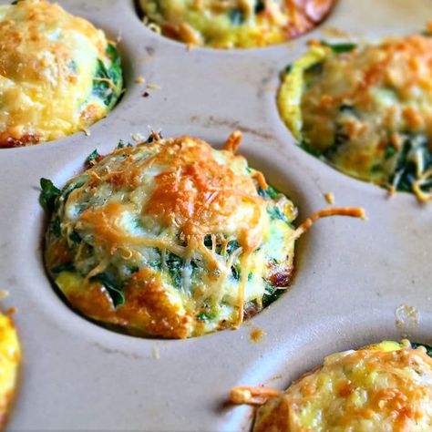 These Breakfast Sausage Egg Cups with Spinach and Parmesan were a cinch to make in under 30 minutes and with only five ingredients, are filling, bite sized and are great for on the go mornings, too. Cold Brunch Recipes, Brunch Recipes Christmas, Handheld Breakfast, Spinach Strata, Bite Size Breakfast, Omelet Muffins, Breakfast Omelet, Christmas Brunch Recipes, Naan Pizza