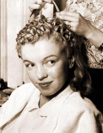 Tutorial: A Marilyn Pin Curl Set | Va-Voom Vintage with Brittany Marilyn Monroe Hairstyle, 1950s Marilyn Monroe, Cabelo Pin Up, Marilyn Monroe Hair, Marilyn Monroe Fotos, Norma Jean Marilyn Monroe, Estilo Marilyn Monroe, Pin Curls, Hair Done