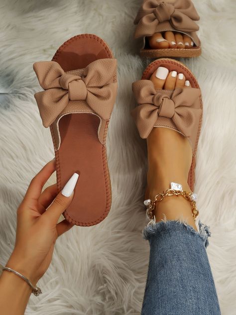 Flat Shoes To Wear With Dresses, Casual Flats For Women, Flat Slippers For Women Fashion, Outfits With Flat Shoes, Cute Slippers Women, Footwear For Women Flats, Elegant Flat Shoes, Cute Flat Sandals, Summer Women Shoes