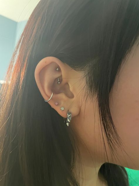 Piercing At The Top Of Ear, Er Piercings, Earring Stack Grunge, Ear Fully Pierced, List Of Piercings, Piercing Setup Ear, Ear Piercings Multiple, Full Ears Pierced, Crowded Ear Piercings