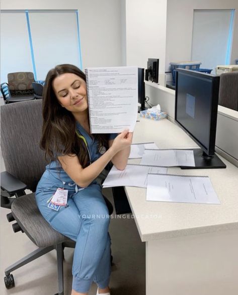 Lab Tech Outfit, Dermatology Aesthetic Wallpaper, Tech Outfit, Nursing Goals, Prioritize Your Health, Med Vet, Medical Photography, Medical School Life, Aesthetic Doctor