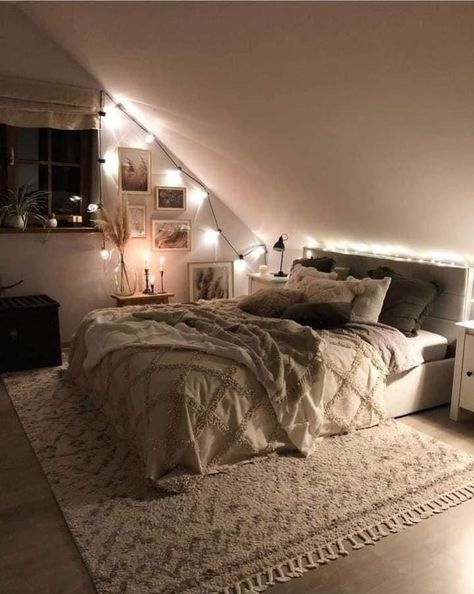 Slanted Roof Bedroom, Slanted Wall Bedroom, Attic Bedroom Ideas Angled Ceilings, Angled Bedroom, Slanted Ceiling Bedroom, Sloped Ceiling Bedroom, Attic Bedroom Designs, Attic Bedrooms, Loft Room