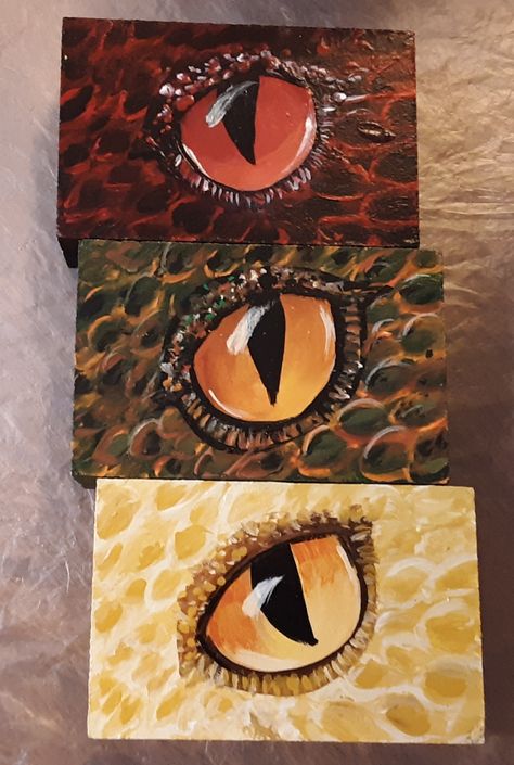 Dragon eyes painted on MDF blocks Dragon Painting Easy, Dragon Painting Acrylic Easy, Dragon Eye Painting, Dragon Acrylic Painting, Dragon Paintings, Dnd Painting, Art O Mat, Mini Tela, Dragon Painting