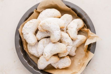 Almond Crescent Cookies Recipe Italian Almond Crescent Cookies, Almond Crossaint Cookie, Almond Crescent Cookies Recipes, Almond Thins Cookies, Almond Butter Cookie Recipe, Almond Crescent Cookies, Crescent Cookies, Greek Cookies, Shortbread Biscuits