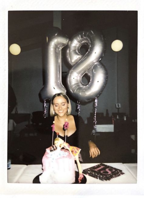 Poloroid Pictures Ideas Birthday Parties, Legal Birthday Ideas, 18th Birthday Astethic, 18th Birthday Photos, 18th Birthday Pics, Birthday Polaroid Pictures, Birthday 18th Girl, 19th Birthday Aesthetic, 18th Birthday Aesthetic