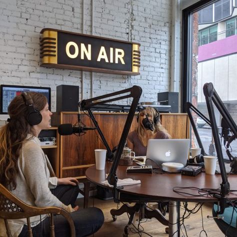 Podcast Studio Astetic, Pod Cast Studio Ideas, Podcast Interview Aesthetic, Podcast Office Design, Successful Podcast Aesthetic, Pod Cast Set Up, Podcast Asethic, Podcast Studio Setup Ideas, Podcast Office Setup