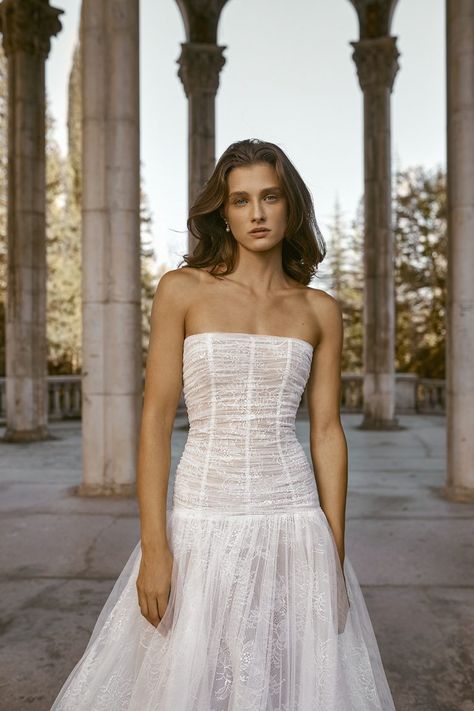 2025 – ‘Vanessa’ - Alon Livné Official Website Greek Goddess Nike, Goddess Nike, Alon Livne, Body Inspired, Greek Goddess, Lace Gown, Bridal Looks, Fitted Bodice, It Girl