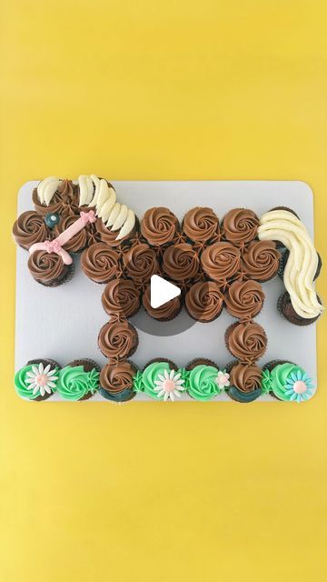 Cara Pile on Instagram: "Horse pullapart cake 🐴🧁 cupcakes are frosted all together and then pulled apart when it’s time to enjoy and served as individual cupcakes 🩷
.
.
.
#pullapartcupcakes #pullapartcupcakecake #pullapartcake #cakereel #cupcakereel #cupcakecake #horsecake #horsepullapartcake #horsetheme #wilton1m #horsebirthdayparty #wichitaks #andoverks #cupcakesarethebest #horseparty 
.
.
I don’t own any rights to this song and chose it from the selection on insta 🎶" Spirit Cupcakes Ideas, Horse Cupcakes Ideas Easy, Horse Party Cupcakes, Cupcake Horse Cake, Horse Pull Apart Cupcakes, Horse Cupcake Cake Pull Apart, Cupcake Pullapart Ideas, Horse Theme Birthday Cake, Easy Horse Cake