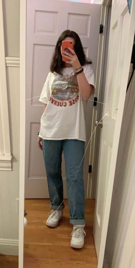 Women Baggy Tshirt, T-shirt Fits, Cute Baggy Shirt Outfits, T Shirt Baggy Jeans Outfit, Cute Baggy Summer Outfits, Outfits W Baggy Jeans, Baggy Jeans With T Shirt, Baggy Tshirt Aesthetic, Baggy T Shirt And Jeans Outfit