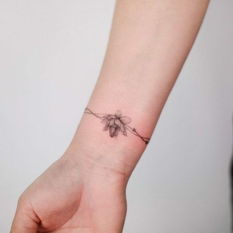 101 Best Feminine Bracelet Tattoo Ideas That Will Blow Your Mind 15 Outsons Lotus Bracelet Tattoo, Flower Bracelet Tattoo, Bracelet Tattoo Ideas, Braclet Tattoo, Arm Cuff Tattoo, Small Flower Tattoos For Women, Charm Bracelet Tattoo, Delicate Tattoos For Women, Wrist Bracelet Tattoo