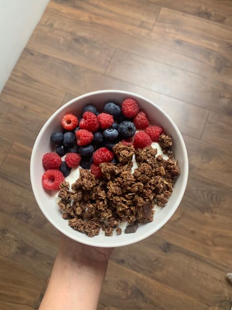 Greek Yogurt With Berries And Granola, Yogurt With Granola And Fruit, Granola And Yogurt Breakfast, Yogurt Granola Bowl, Yogurt Bowl Ideas, Berries And Yogurt, Greek Yogurt Granola, Granola And Yogurt, Greek Yogurt Bowl