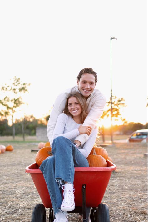 Pumpkin patch picture inspo for couples Fall Couple Pumpkin Patch Pictures, Fall Couples Photoshoot Pumpkin Patch, Pumpkin Patch Picture Ideas Couples, Pumpkin Patch Pictures Couple, Pumpkin Patch Poses Couple, Pumpkin Patch Photoshoot Couples, Fall Couple Goals, Fall Pictures With Boyfriend, Pumpkin Patch Instagram Pictures