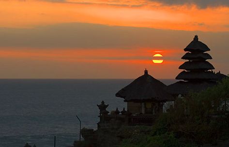 With its idyllic golden beaches, scenic terraced rice fields and gorgeous sunsets, it is no wonder that Bali is such a popular honeymoon spot for couples of all ages. If you’re overwhelmed by the myriad of attractions that Bali has to offer, we’ve compiled a 4-day itinerary specially for couples that feature Bali’s must-see and best eateries. This itinerary will help you make the most of these 4 days in both Southern Bali and Ubud with your loved one. Romance in the Island of the Gods awaits!... Nyepi Day, Bali Tour Packages, Jimbaran Bali, Temple Bali, Bali Sunset, Uluwatu Temple, Bali Itinerary, Honeymoon Spots, Jimbaran