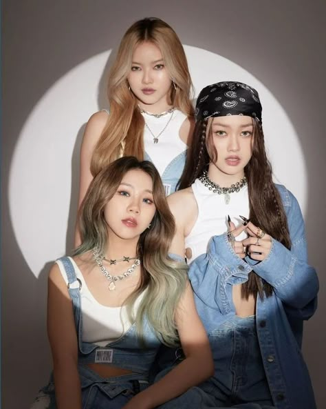 Ot3 Photoshoot, Trio Photoshoot, Y2k Photoshoot, Magazine Cover Ideas, Studio Poses, People Poses, Photoshoot Concept, Human Poses, Fashion Design Sketches