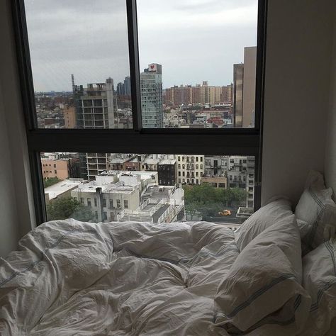 𝔞 on Twitter: "city life… " Nyc Rooms, City Bedroom, Apartment View, Cheap Apartment, New York City Apartment, Apartment Aesthetic, New York Apartment, Aesthetic Rooms, Romantic Homes