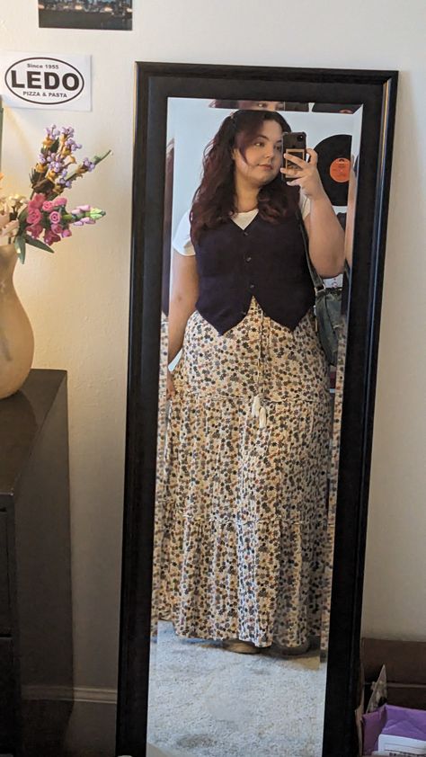 Autumn Style Midsize, Floral Skirt Work Outfit, Maxi Skirts Plus Size Outfit, Styling Sweater Vest Plus Size, Fall Floral Skirt Outfits, Plus Size Converse Outfit Fall, Plus Size Outfits Size 26, Long Skirt For Plus Size Women, Maxi Skirt Outfit Winter Plus Size