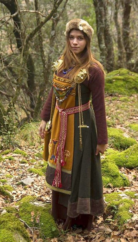 Viking Outfit, Viking Clothes, Norse Clothing, Costume Viking, Viking Garb, Diy Sy, Medieval Garb, Viking Reenactment, Viking Dress