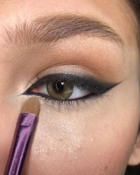 Liner Styles, Diy Eyeliner, Liner Ideas, Teknik Makeup, Liner Tutorial, Tutorial Eyeliner, Mekap Mata, Chirstmas Decor, Video Makeup