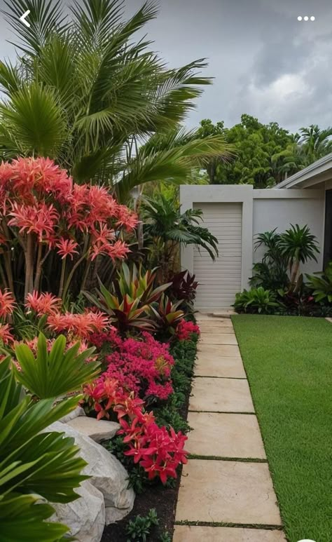 Tropical Landscaping Front Yard, Garden Kitchens, Stunning Landscaping, Lawn Designs, Outdoor Makeover, Balinese Garden, Lush Landscaping, Florida Landscaping, Tropical Garden Design