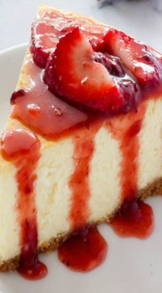 The Best New York Style  Cheesecake. Also includes a recipe for strawberry sauce. تشيز كيك بالفراولة, Cheesecake Oreo, Strawberry Cheesecake Recipe, Keto Appetizers, New York Style Cheesecake, New York Cheesecake, Strawberry Sauce, Keto Cheesecake, Strawberry Cheesecake